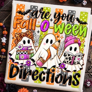 Può includere: Un quadrato di tessuto bianco con il testo 'are you Fall-O-ween Directions' in nero, arancione e verde. Il design include tre fantasmi bianchi: uno con un fiocco leopardato che tiene dei libri, uno con una matita e uno con un berretto rosa che legge un libro, su strisce verticali arancioni, grigie e verdi con ragnatele.