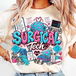 Op de afbeelding: Een crèmekleurig t-shirt met een kleurrijke afbeelding met de tekst "SURGICAL Tech" en diverse medische illustraties, waaronder een hartmonitor, operatiemuts, klembord en instrumenten met zinnen als "Teamwork makes the operation happen."