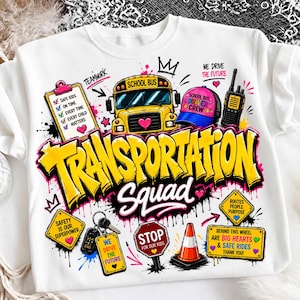 Puede incluir: Una sudadera blanca con un estampado gráfico colorido que muestra un autobús escolar amarillo, una gorra rosa, un walkie-talkie, un portapapeles, un cono de tráfico y señales de carretera. El texto dice "TRANSPORTATION Squad" y "WE DRIVE THE FUTURE".