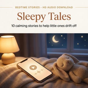 Puede incluir: Un teléfono inteligente que muestra un botón de reproducción y una forma de onda de audio sobre una manta blanca junto a un conejo de peluche y una lámpara encendida. El texto dice: BEDTIME STORIES - HD AUDIO DOWNLOAD, Sleepy Tales, 10 calming stories to help little ones drift off.
