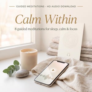 Op de afbeelding: Een digitaal product getiteld Calm Within met 8 geleide meditaties voor slaap, rust en focus. De afbeelding toont een smartphone met een audiogolfvorm, een beige kaars, een gladde grijze steen, een eucalyptus takje en een kaart met een lijntekening.