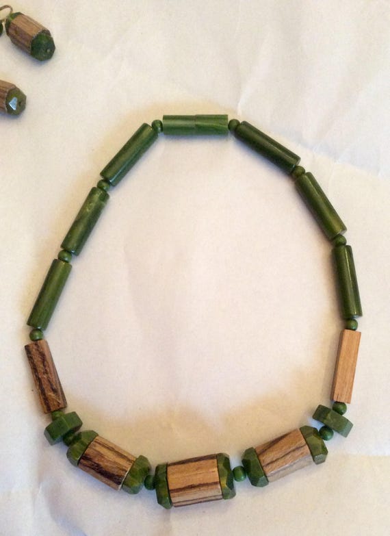 Vintage 1940's Green Bakelite & Wood necklace and… - image 4