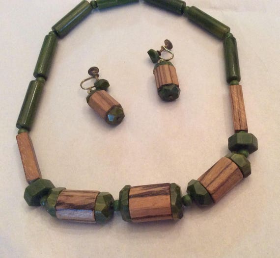 Vintage 1940's Green Bakelite & Wood necklace and… - image 2