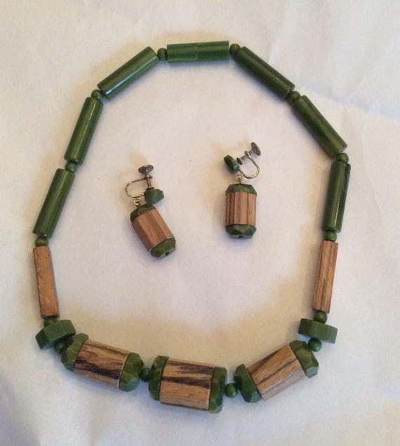 Vintage 1940's Green Bakelite & Wood necklace and