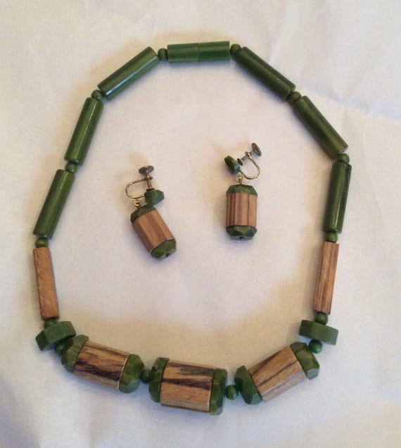 Vintage 1940's Green Bakelite & Wood necklace and… - image 1