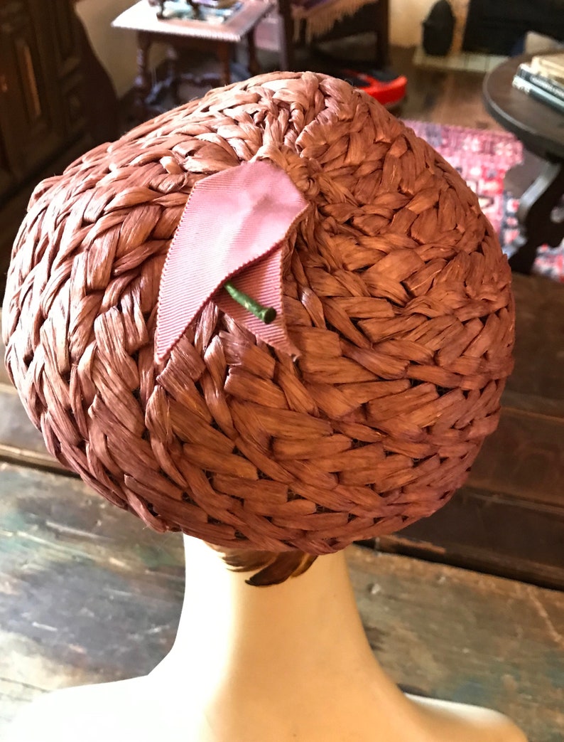 Chapeau Vintage Années 50 HATTIE CARNEGIE - Plume Pêche Pâle, Velours Et Fleur, Pour Occasions Spéciales