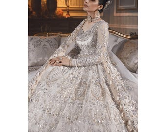 ホワイトのパキスタン・インド風ブライダルドレス、ロングマキシガウン、手刺繍のウェディングニッカ・ワリマ・エンゲージメントパーティーゲスト衣装