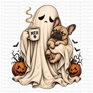 Pode incluir: Uma ilustração de desenho animado de um fantasma bege envolto num lençol, segurando uma caneca branca com o texto MEH e um ícone de caveira. O fantasma segura um cachorro buldogue francês castanho. Duas abóboras cor de laranja e morcegos.