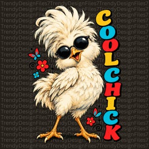 Op de afbeelding: Een pluizig, lichtgekleurd kuiken met stekelige veren en een zwarte, ronde zonnebril. Het kuiken heeft een open snavel en staat naast de verticale tekst COOL CHICK in gele, blauwe en rode letters, versierd met kleine rode en blauwe bloemen.