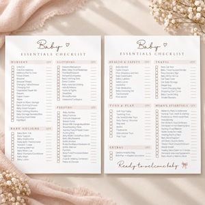 Puede incluir: Dos hojas de papel blancas que presentan una lista de verificación de artículos esenciales para bebés con texto y casillas de verificación en marrón. Las categorías incluyen Nursery, Clothing, Feeding, Baby Hygiene, Health & Safety, Travel, Toys & Play y Mama's Essentials, con el texto Ready to welcome baby.