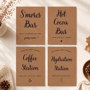 Może przedstawiać: Cztery prostokątne, jasnobrązowe tabliczki z czarnym tekstem. Tabliczki zawierają napisy S'mores Bar, Hot Cocoa Bar, Coffee Station oraz Hydration Station. Każda tabliczka zawiera dodatkowy tekst instruktażowy oraz małe ikony, takie jak serce, filiżanka i butelka.
