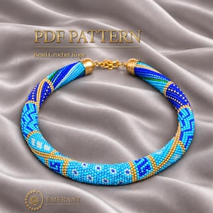 Könnte beinhalten: Ein PDF-Muster für eine Perlen-Häkelkordel-Halskette mit einem geometrischen Design in Blau-, Türkis- und Goldtönen. Der Text PDF PATTERN und Bead Crochet Rope ist sichtbar. Die Kette hat goldfarbene Endkappen und einen Verschluss.
