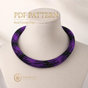 Peut inclure: Un collier en corde crochetée de perles avec un motif répétitif de perles violettes et noires avec de petits accents dorés. Le texte PDF PATTERN Bead Crochet Rope est visible en haut et le logo Emerant Bead Crochet Patterns est en bas.
