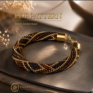 Könnte beinhalten: Ein Perlenhäkelarmband mit einem Spiralmuster aus dunkelbraunen und goldfarbenen Perlen. Das Armband ist mit polierten goldfarbenen Metallendkappen und einem Karabinerverschluss versehen. Der Text PDF PATTERN Bead Crochet Rope ist sichtbar.