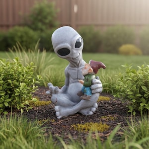 Könnte beinhalten: Eine graue Alien-Figur in meditativer Sitzhaltung, die einen kleinen Gartenzwerg hält. Das Alien hat große, schwarze, ovale Augen und eine glatte Oberfläche. Der Zwerg trägt eine rote Mütze, eine grüne Jacke und eine blaue Hose mit braunen Stiefeln.