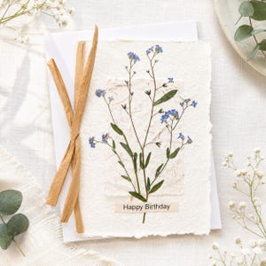 Carte personnalisée avec fleurs pressées | Carte de vœux artisanale en papier coton | Carte avec de véritables myosotis | Cadeau d'anniversaire