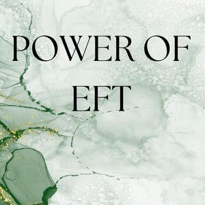 Op de afbeelding: Abstracte kunstprint met een aquareleffect in groen- en wittinten, met gouden accenten. De woorden "POWER OF EFT" worden in een vetgedrukte, zwarte lettertype weergegeven, gecentreerd op de afbeelding.