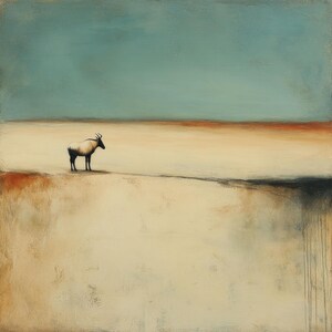 Puede incluir: Una pintura cuadrada que muestra a un antílope solitario de pie en un paisaje vasto y abierto. La paleta de colores consiste en tonos beige, crema y naranja terroso, contrastados con un cielo azul verdoso. Se ven gotas de pintura.