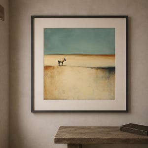 Puede incluir: Una impresión artística cuadrada enmarcada que muestra un caballo blanco solitario en un vasto paisaje desértico de color beige bajo un cielo azul verdoso. La obra está en un marco negro fino con un borde de paspartú color blanco roto.