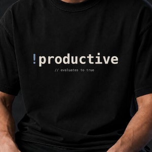 Könnte beinhalten: Ein schwarzes kurzärmeliges T-Shirt mit dem Text !productive in Hellblau und Weiß, wobei der kleinere Text // evaluates to true darunter in einer dünnen weißen Schrift gedruckt ist. Das Design ist mittig auf der Brust platziert.