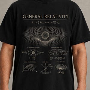 Peut inclure: Un t-shirt noir avec une impression graphique beige de l'équation de champ d'Einstein pour la relativité générale. Le motif comprend une grille de courbure de l'espace-temps, une lentille gravitationnelle, une chute libre géodésique et des cônes de lumière.