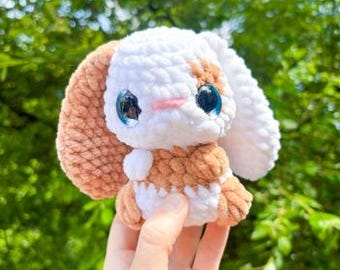 Wzór PDF na amigurumi na króliczka z serduszkiem do pobrania. Pluszowy zwierzak dla dziecka. Łatwy i przyjazny dla początkujących.