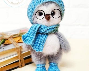 Wzór PDF na sówkę Puffy z szalikiem i czapeczką Amigurumi do pobrania. Pluszowy miś z motywem zwierzątka. Łatwy i przyjazny dla początkujących.