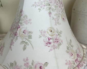 Pantalla de lámpara Laura Ashley VTG Cottage Core Bell con ribete ondulado y estampado floral estilo shabby chic de 33 cm (13 pulgadas)