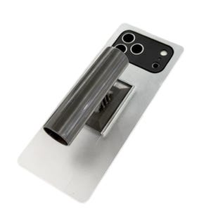 Op de afbeelding: Een rechthoekige metalen troffel in zilverkleur met een donkergrijze cilindrische handgreep bevestigd aan een centrale basis. De troffel bevat aan één uiteinde een zwart rechthoekig inzetstuk met drie cirkelvormige uitsparingen en een klein gaatje.