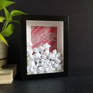 Oui ou non ? - Étoiles en papier origami encadrées - Illustrations interactives de 6 x 20 cm (8 x 20 cm) - Illustrations typographiques brodées sur carton lenticulaire rouge