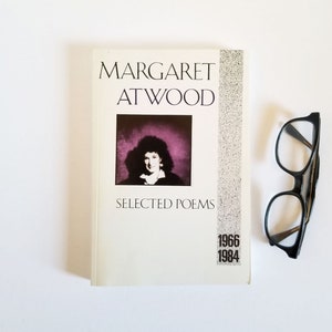 Margaret Atwood Poetry Book - Selected Poems 1966 1984 - livre de poche vintage - Oxford University Press