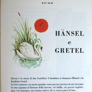 May include: An illustration of a white swan swimming in a pond with green reeds and a red sun in the background. The text "H&Auml;NSEL e GRETEL" is written in black letters on a white background. The text below the illustration reads "Questa &egrave; la storia di due fratellini: il bambino si chiamava H&auml;nsel e la bambina Gretel. La loro mamma era morta quando erano piccini, piccini ed essi vivevano in una capanna al limitare della foresta, col babbo, un povero taglialegna, e la matrigna, una donna cattiva che si curava poco di loro."