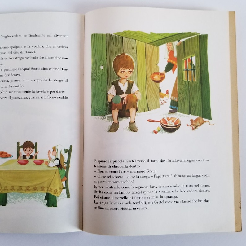 May include: An illustration from a children's book depicting a young girl being tricked by a witch. The witch is standing in a doorway, holding a bowl of food. The girl is sitting on the floor, looking scared. The text in the image reads: "E spinse la piccola Gretel verso il forno dove bruciava la legna, con l'intenzione di chiuderla dentro. - Non so come fare - mormor&ograve; Gretel. - Come sei sciocca! - disse la strega - l'apertura &egrave; abbastanza larga: vedi, ci potrei entrare anch'io! E, per mostrarle come bisognasse fare, si alz&ograve; e mise la testa nel forno. Svelta come un lampo, Gretel spinse la vecchia e la fece cadere dentro. Poi chiuse il portello di ferro e vi mise la spranga. La strega lanciava urla terribili, ma Gretel corse via e lasci&ograve; che bruciase fino ad essere ridotta in cenere."