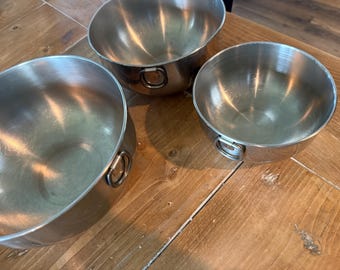 Vintage Stainless Steel Nesting Mixing Bowls Set of 3, Single D-Ring Thumb Hanging Loop, Mid Century Kitchen Prep Bowls Unbranded Revere