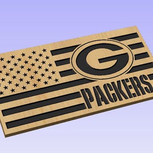 Puede incluir: Un letrero rectangular de madera con un diseño estilizado de la bandera estadounidense, acabado en madera natural y rayas negras rebajadas. El diseño incluye un logotipo G negro y la palabra PACKERS en letras mayúsculas negras y negritas.
