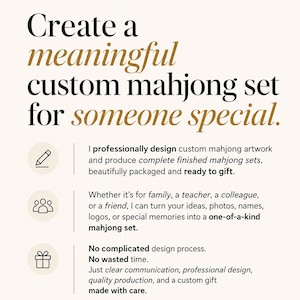Puede incluir: Un gr&aacute;fico informativo blanco con texto en negro y dorado que dice: Create a meaningful custom mahjong set for someone special. Incluye tres iconos: un l&aacute;piz, un grupo de personas y una caja de regalo, seguidos de un texto descriptivo sobre servicios de dise&ntilde;o de juegos de mahjong personalizados.