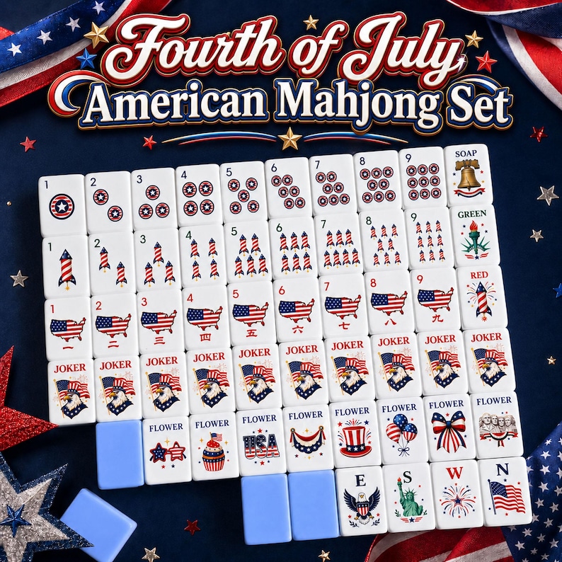Puede incluir: Un juego de Mahjong americano del 4 de julio con fichas blancas adornadas con dise&ntilde;os rojos, blancos y azules. Las fichas muestran n&uacute;meros, cohetes, banderas americanas y s&iacute;mbolos patri&oacute;ticos. Incluye atriles azules y las palabras "Joker" y "Flower".