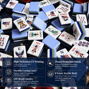 Puede incluir: Un conjunto de fichas de Mahjong con dise&ntilde;os patri&oacute;ticos, incluyendo la bandera estadounidense, fuegos artificiales y la Estatua de la Libertad. Las fichas son blancas con detalles azules y verdes. El juego presenta impresi&oacute;n UV de alta definici&oacute;n.
