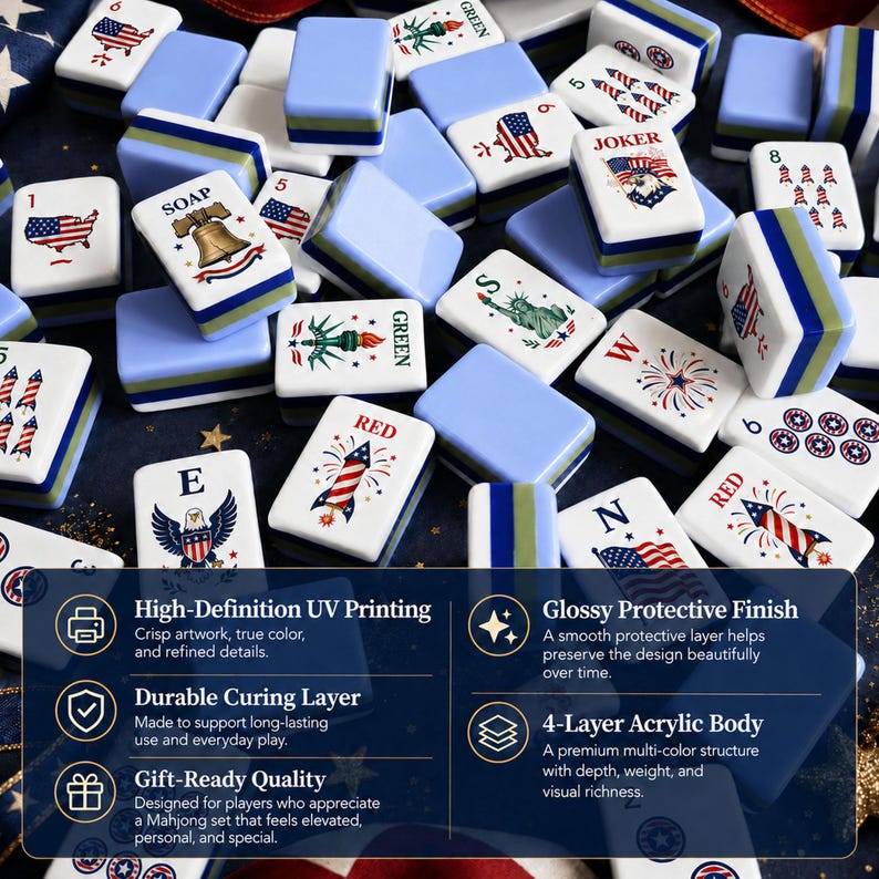 Puede incluir: Un conjunto de fichas de Mahjong con dise&ntilde;os patri&oacute;ticos, incluyendo la bandera estadounidense, fuegos artificiales y la Estatua de la Libertad. Las fichas son blancas con detalles azules y verdes. El juego presenta impresi&oacute;n UV de alta definici&oacute;n.
