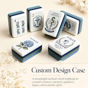 Puede incluir: Seis fichas de mahjong rectangulares con caras blancas y lados en capas de color azul, verde y azul oscuro. Las fichas presentan ilustraciones de columnas, un caduceo m&eacute;dico con la letra M, un drag&oacute;n verde, un drag&oacute;n blanco, una hortensia azul y un mentor.