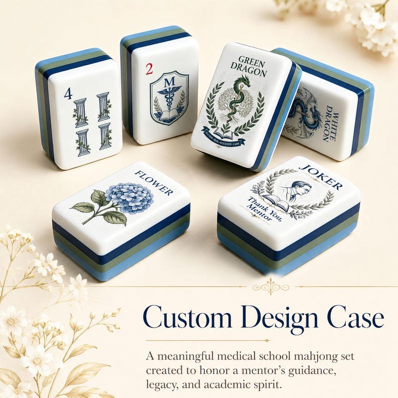 Puede incluir: Seis fichas de mahjong rectangulares con caras blancas y lados en capas de color azul, verde y azul oscuro. Las fichas presentan ilustraciones de columnas, un caduceo m&eacute;dico con la letra M, un drag&oacute;n verde, un drag&oacute;n blanco, una hortensia azul y un mentor.