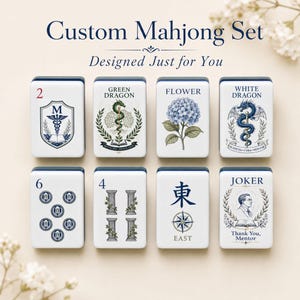 Puede incluir: Un juego de Mahjong personalizado con ocho fichas blancas con ilustraciones en azul y verde. Los dise&ntilde;os incluyen un caduceo m&eacute;dico, un drag&oacute;n verde, una hortensia azul, un drag&oacute;n blanco, columnas, una br&uacute;jula y un retrato con el texto Joker Thank You, Mentor.