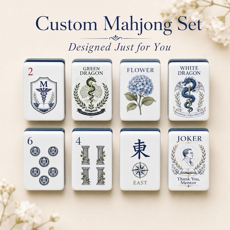 Puede incluir: Un juego de Mahjong personalizado con ocho fichas blancas con ilustraciones en azul y verde. Los dise&ntilde;os incluyen un caduceo m&eacute;dico, un drag&oacute;n verde, una hortensia azul, un drag&oacute;n blanco, columnas, una br&uacute;jula y un retrato con el texto Joker Thank You, Mentor.