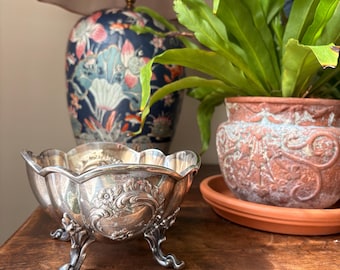 Bol con base de plata chapada Winthrop Shield de Reed & Barton / Base con motivos florales repujados de estilo rococó