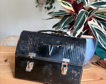 Fiambrera vintage de metal negro con forma de cúpula / Fiambrera de trabajador de los años 40, estilo rústico industrial.