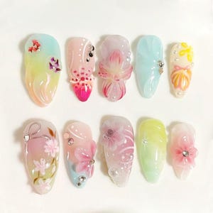 Uñas postizas: Flor de durazno, concha marina, diamantes de imitación, diseños de lazos