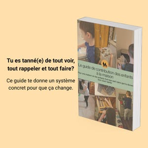Peut inclure: Un livre intitulé Le guide de contribution des enfants à la maison avec un collage de photos montrant des enfants effectuant des tâches ménagères. La couverture présente du texte en français et une icône de silhouette familiale.