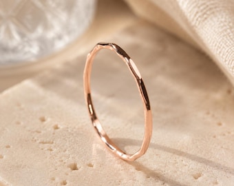 Anello a onda realizzato a mano al 100% in oro 14 carati, anello a fascia minimalista e organico, anello impilabile dalla texture irregolare e delicata, gioiello da donna per tutti i giorni.