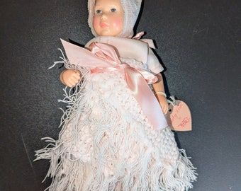 1980 Baby Lisa by Astri 10.5" Lifelike Babydoll w/ Woven Blanket & bonnet, Astry Campbell Effanbee