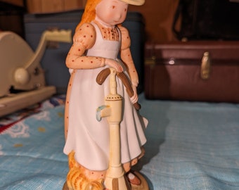 1973 Holly Hobbie Ceramic Figurine 8" Girl at water pump with orange cat, simple life | World Wide Art INC | made in Japan Vintage